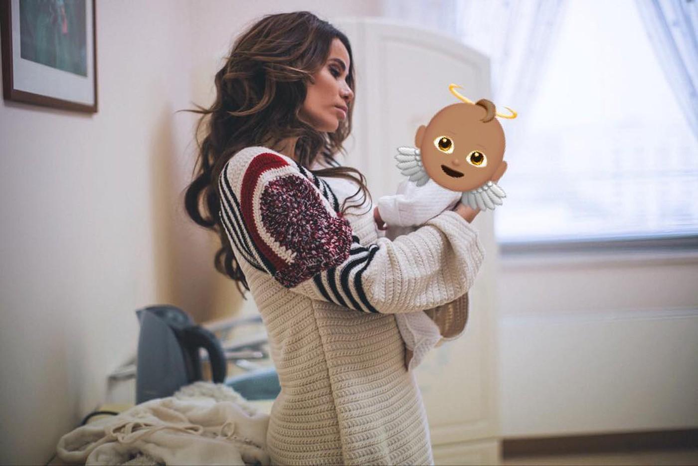 Айза Анохина снялась в первой студийной фотосессии с новорожденным сыном