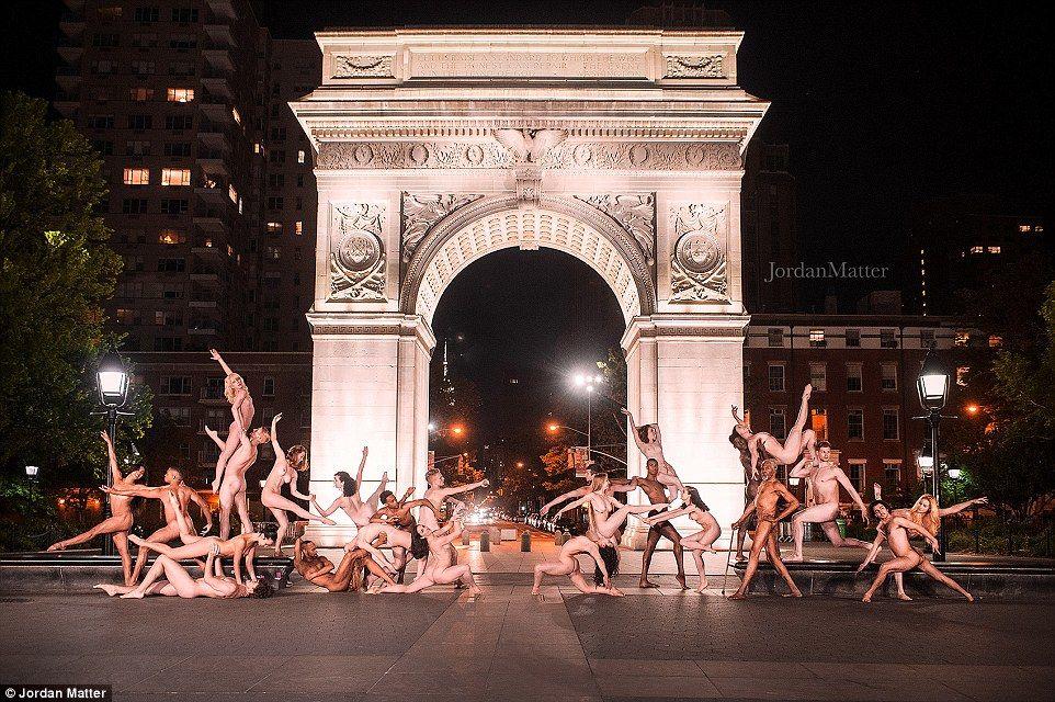 Сотни балерин по всему миру разделись для масштабной фотосессии