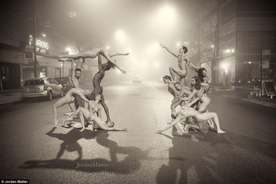 Сотни балерин по всему миру разделись для масштабной фотосессии