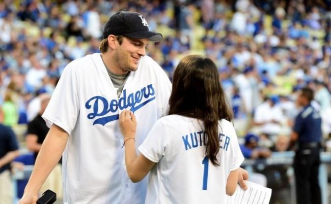 Mila Kunis si Ashton Kutcher, in ipostaze tandre unul fata de altul