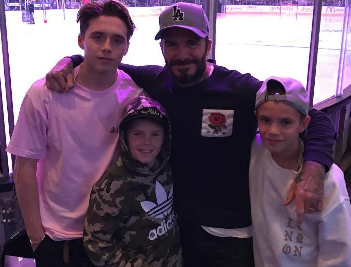 Фото дня: Дэвид Бекхэм с сыновьями на хоккейном матче