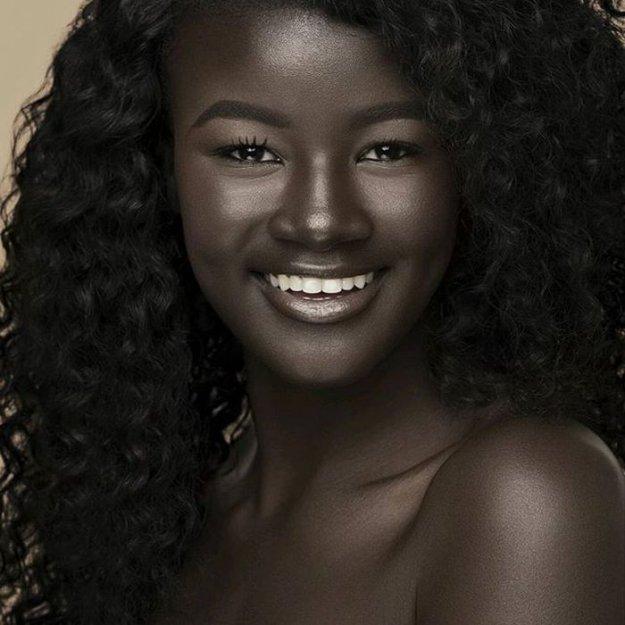 Страдавшая от насмешек девушка стала «самой черной в мире» моделью