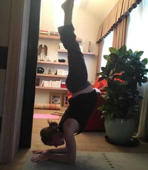 O mămică extremă! Kseniya Sobchak practică yoga și în ultimele zile de sarcină