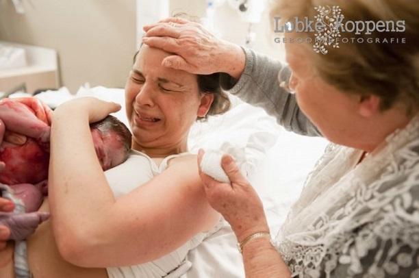 Internetul a fost cucerit de o serie de fotografii emoționante ale femeilor susținute la naștere de mamele lor