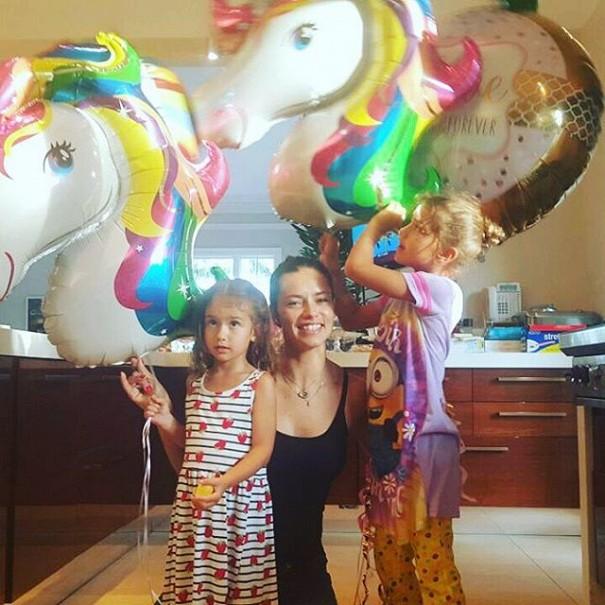 Адриана Лима устроила дочке вечеринку с единорогами