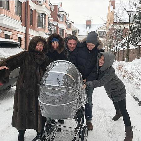 Ksenia Sobchak si Maksim Vitorgan, la o plimbare cu fiul lor! Iata cum s-au lasat fotografiati