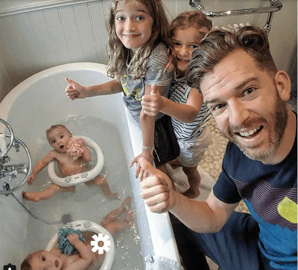 „Scoateți ochelarii roz!” Viața reală a unui tată a patru copii