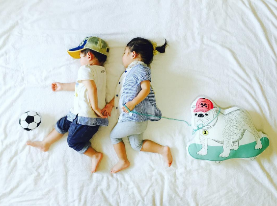 Спят как младенцы: Японская мама ведет забавный блог про своих детей