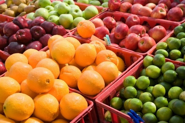 Standardele de calitate pentru fructe şi legume, ajustate la normele UE