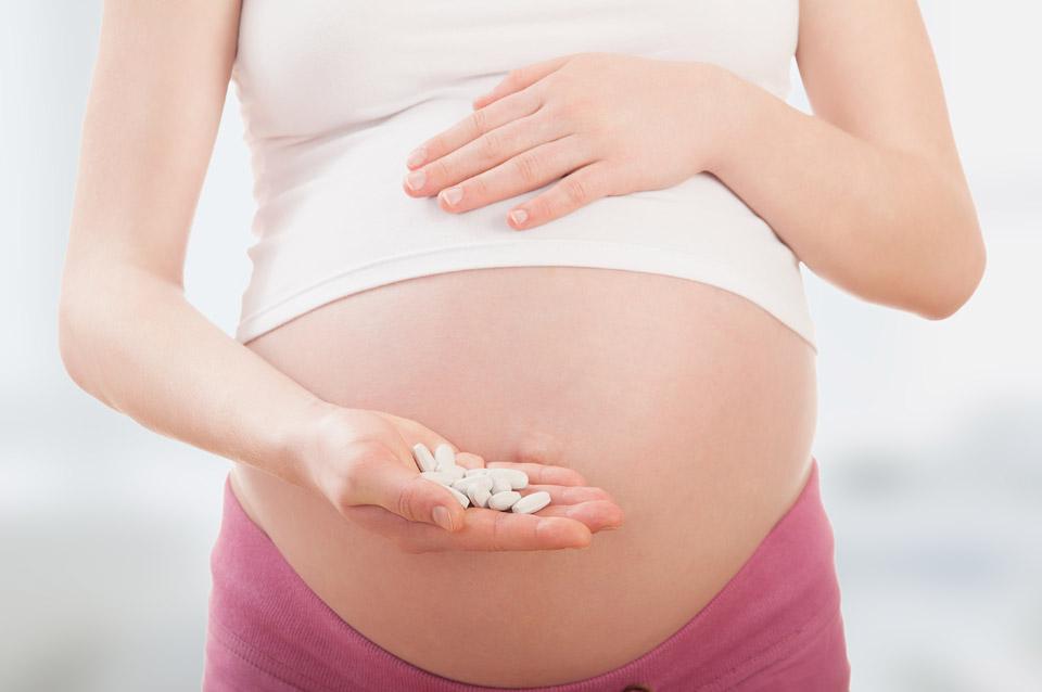 Исследования: прием витаминов во время беременности полезен для ребенка