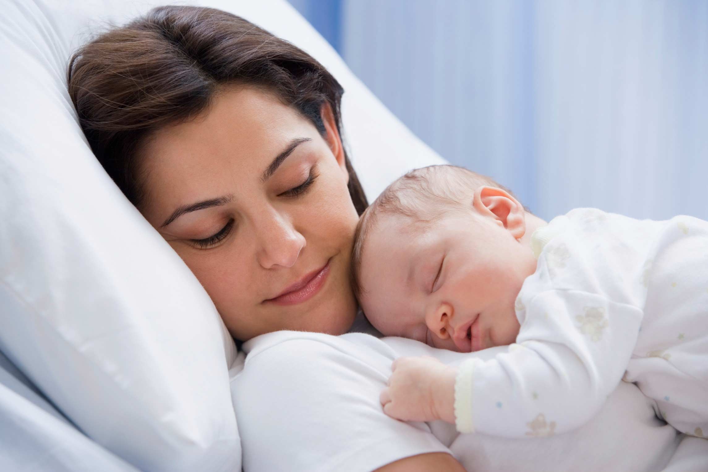 Mama și bebelușul trebuie să stea împreună sau separat după naștere: avantaje și dezavantaje