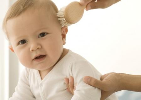 Îngrijirea sugarului: facem băiță, îngrijim părul și fontanela, prelucrăm ombilicul (partea 2)