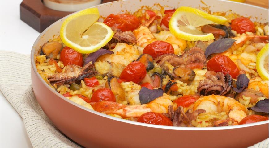 Paella cu fructe de mare