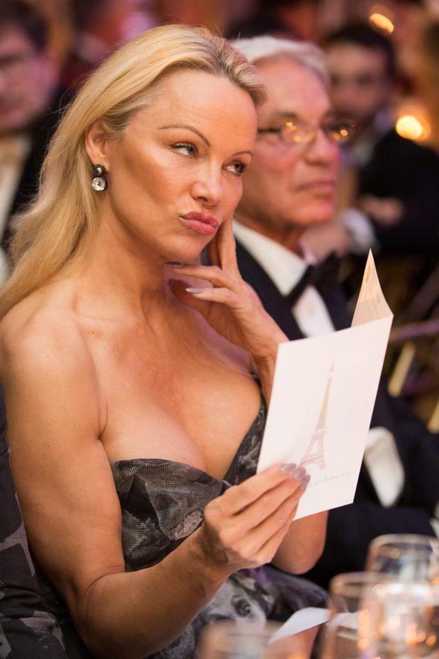 Pamela Anderson, de nerecunoscut. Ea a atras toate privirile la un eveniment cu noul ei look