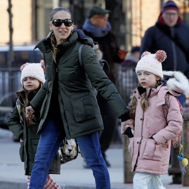 Gemenele actritei Sarah Jessica Parker, adorabile la o plimbare cu mama lor. Sunt cele mai stilate fetite din New York