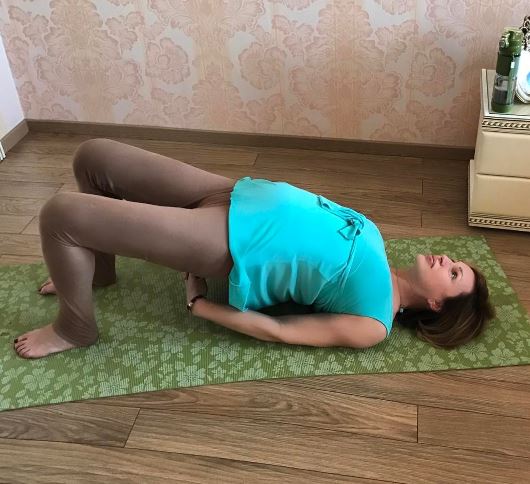 Беременная 42-летняя Алла Довлатова показала, как занимается йогой