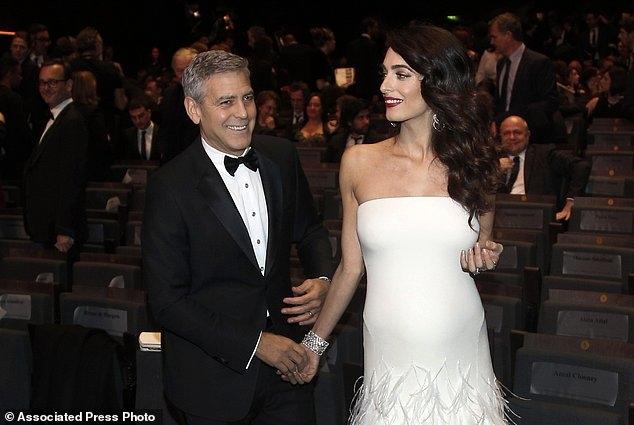 Amal Clooney si-a etalat pentru prima oara burtica de gravida. Cum a fost surprins cuplul Clooney pe covorul rosu