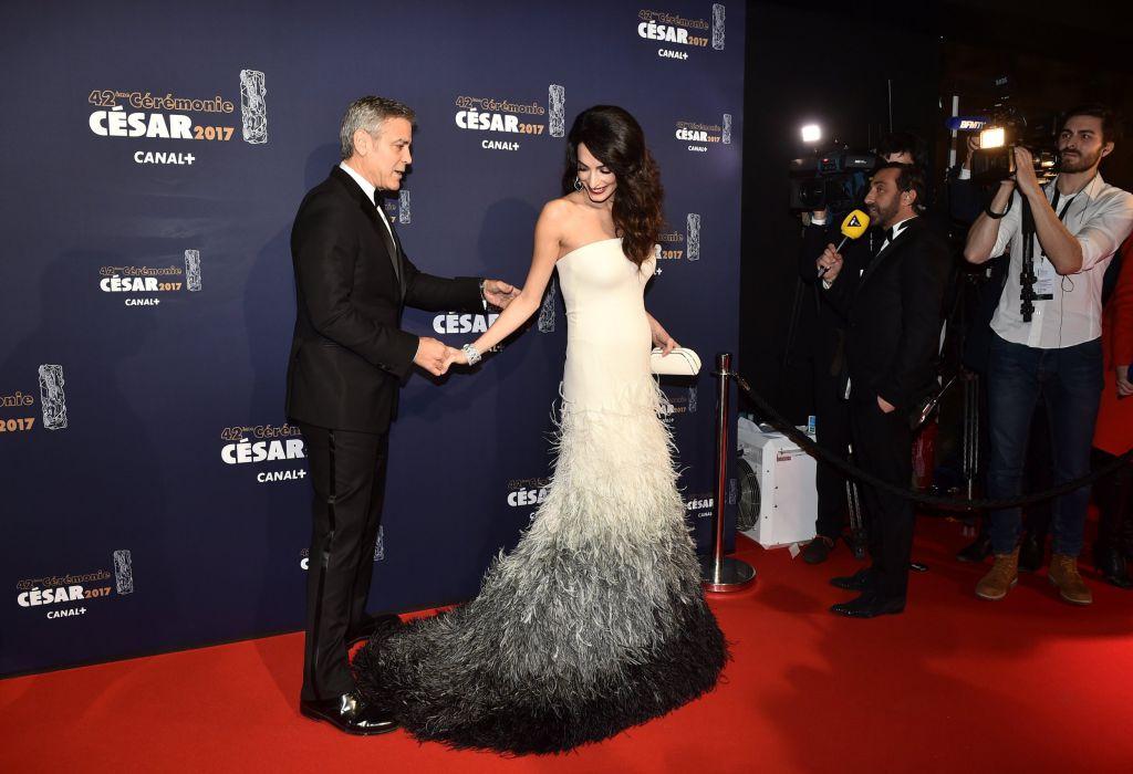 Amal Clooney si-a etalat pentru prima oara burtica de gravida. Cum a fost surprins cuplul Clooney pe covorul rosu