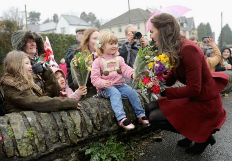 Kate Middleton, îmbrăţişată de o fetiţă de la orfelinat. Cum a reacţionat ducesa