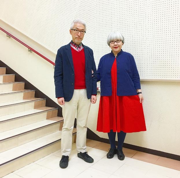 Sunt căsătoriţi de 37 de ani şi întotdeauna îşi asortează ţinutele cu stil! Așa arată cel mai fashion cuplu din Japonia