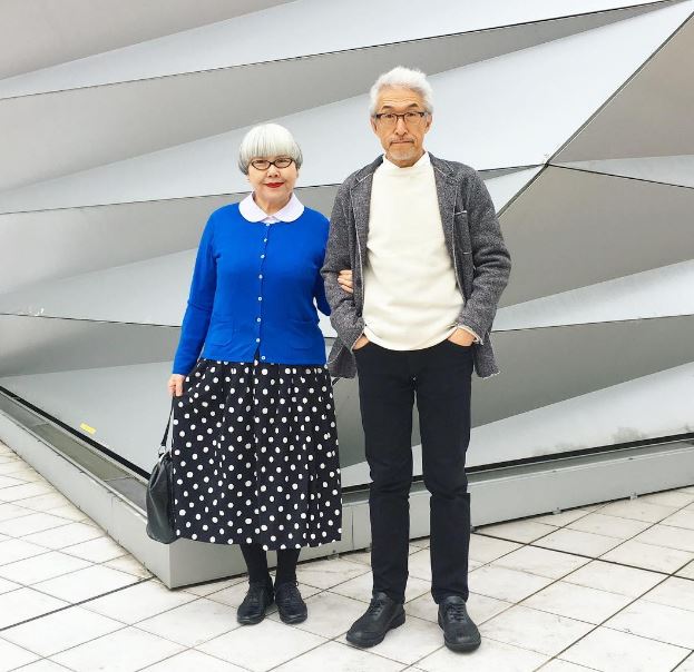 Sunt căsătoriţi de 37 de ani şi întotdeauna îşi asortează ţinutele cu stil! Așa arată cel mai fashion cuplu din Japonia