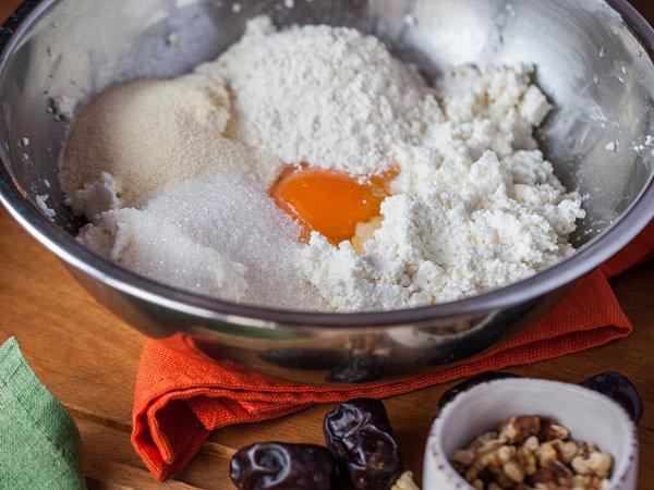 Сырники с кукурузной мукой, орехами и финиками