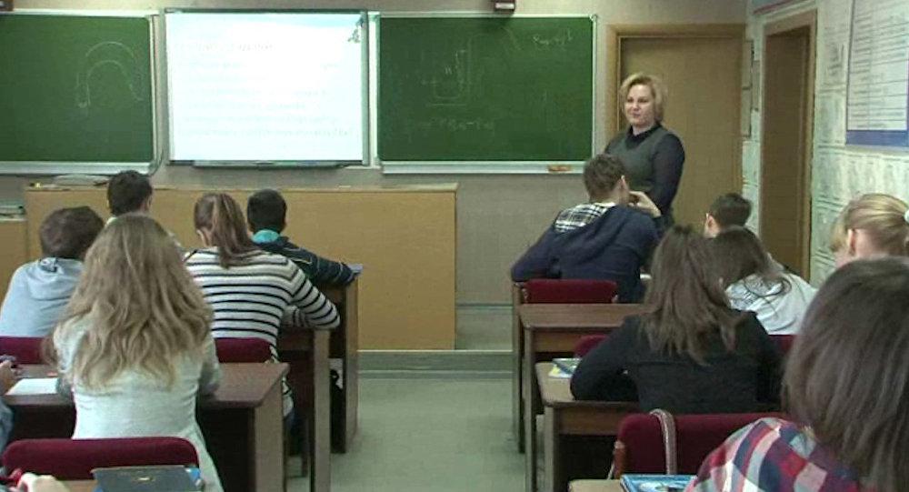 Salariile profesorilor vor fi majorate cu cîte 100 de lei