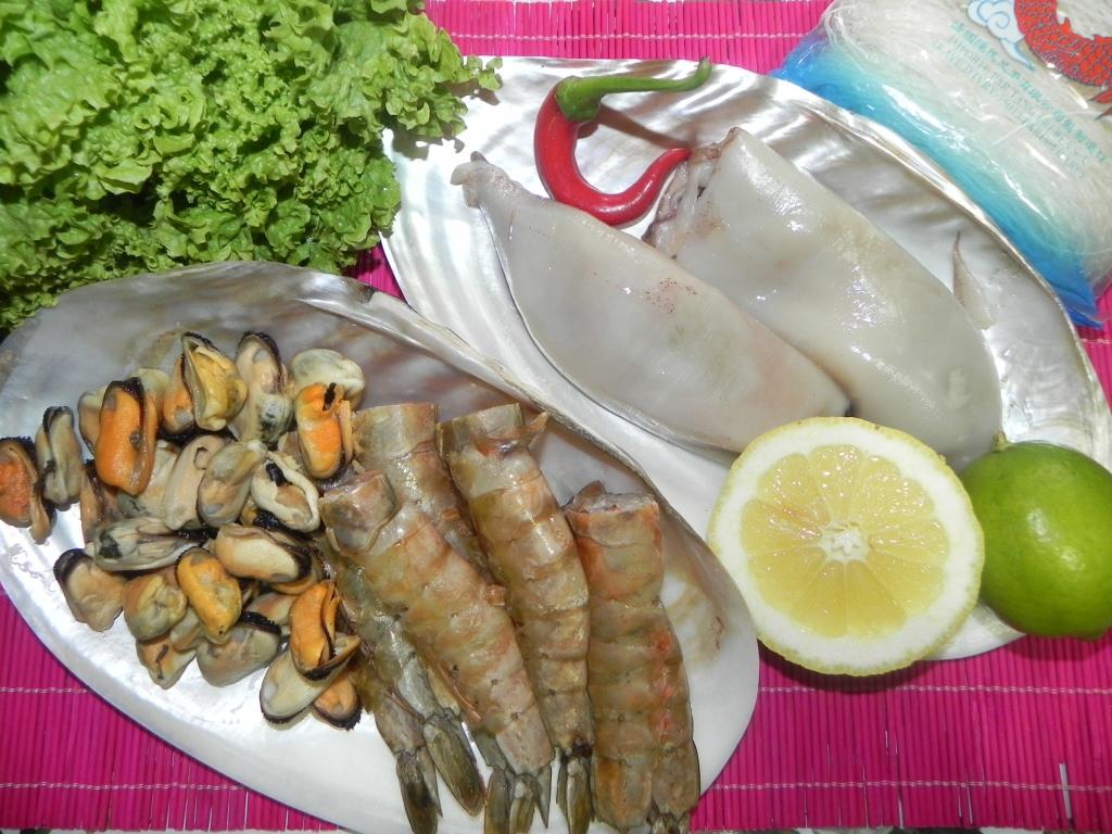 Salată cu tăieței din sticlă și fructe de mare ca în Asia