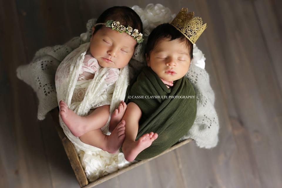 Doi micuți pe nume Romeo și Julieta au venit pe lume la același spital și au participat la o ședință foto