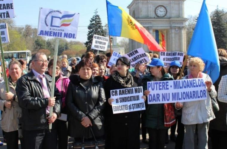 Profesorii ies din nou la protest