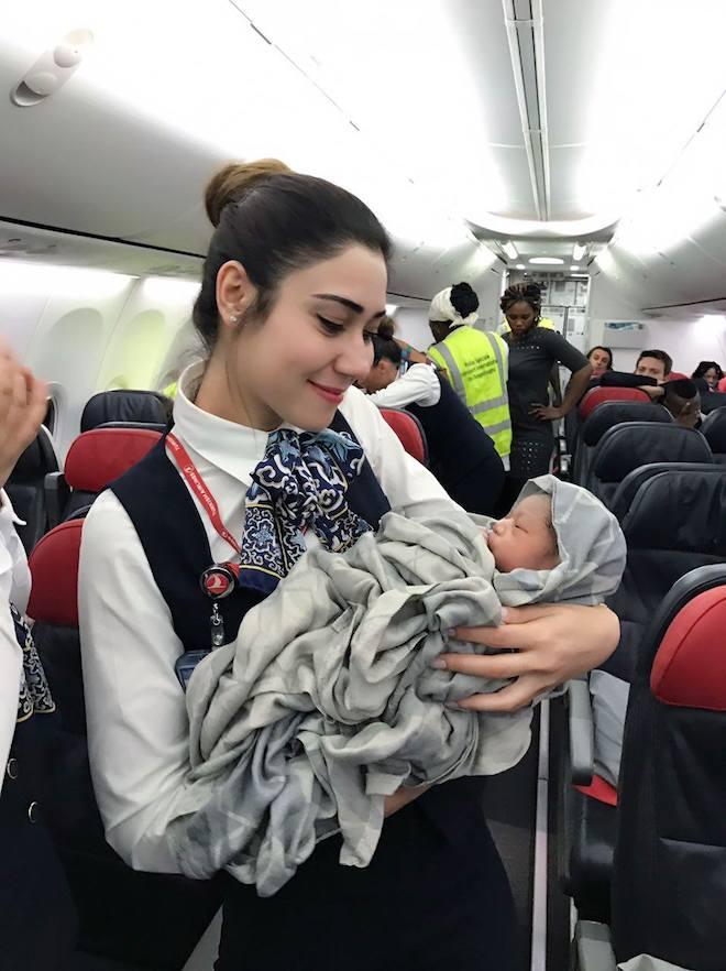 Француженка родила ребенка на борту самолета Turkish Airlines