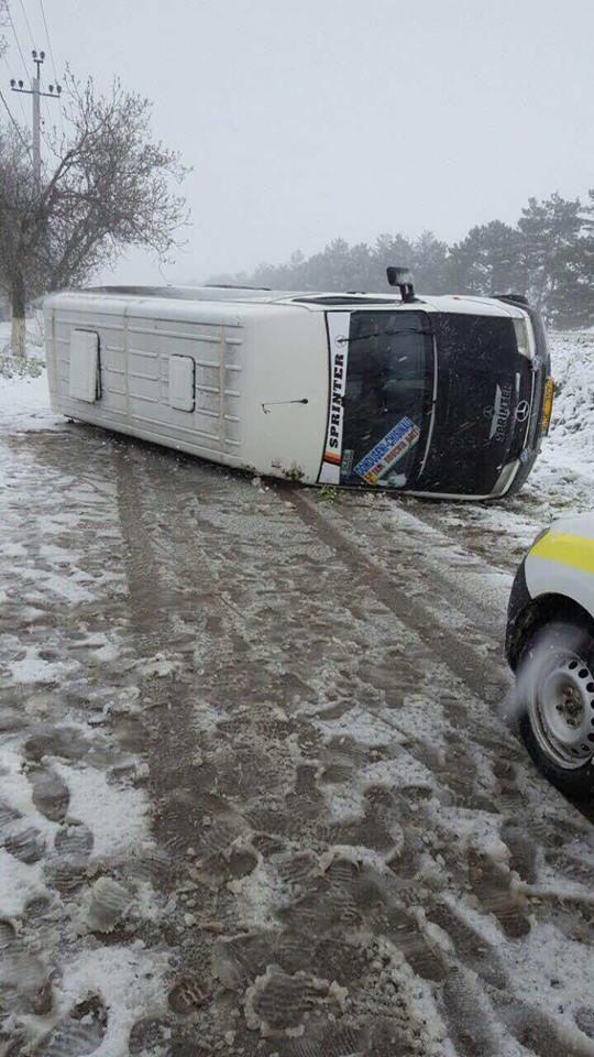 Un microbuz plin cu elevi din Edineț s-a răsturnat pe șosea