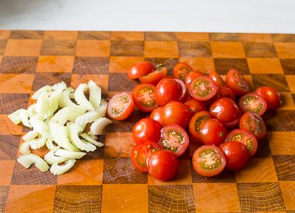 Salată caldă cu friptură și cartofi