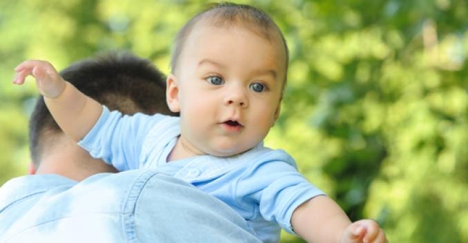 Bărbaţii se implică tot mai mult în creşterea copiilor! Potrivit CNAS, aproape 3.700 de bărbați primesc indemnizații paternale