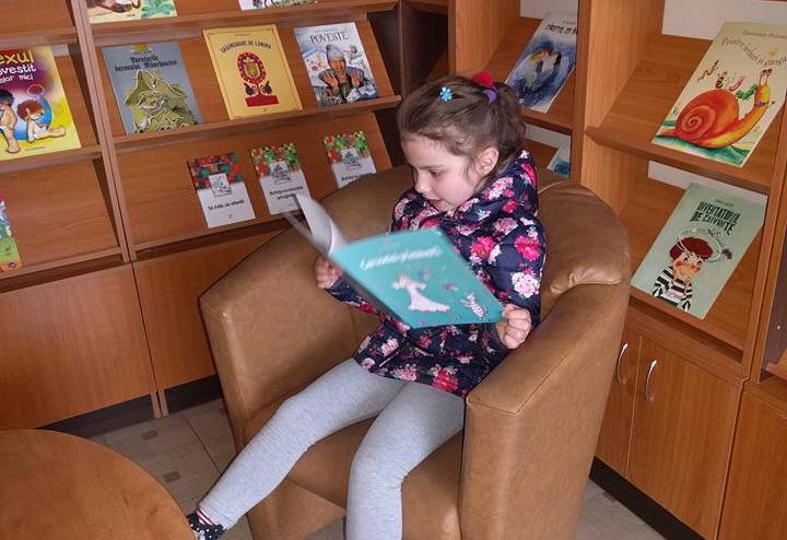 O fetiță de 4 ani din Chișinău, ilustratoarea cărții "Caruselul primăverii" lansată la editura Prut Internațional!