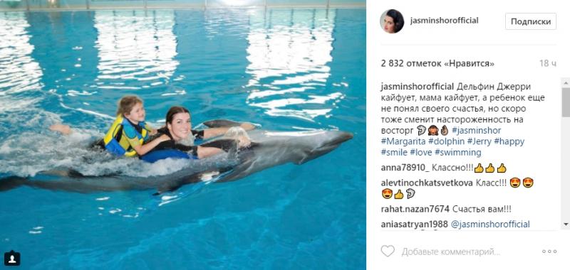 Jasmin, într-un bazin cu delfini. Își petrece concediul împreună cu copiii în Dubai