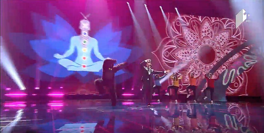 Романтичные поцелуи, конь на стремянке и голый зад: 10 необычных моментов «Евровидения-2017»