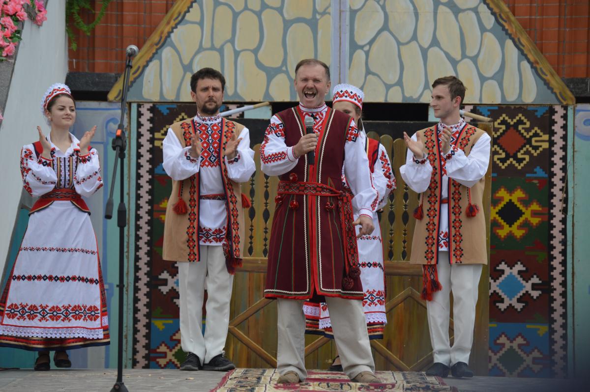Creștinii ortodocși îl sărbătoresc pe Sfântul Nicolae. În circa 70 de localități este celebrat hramul