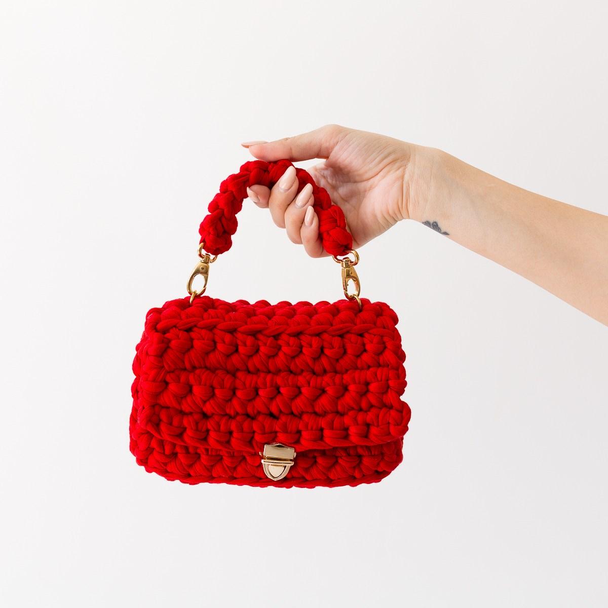 Блогер Ана Ирина выпустила коллекцию модных сумочек!