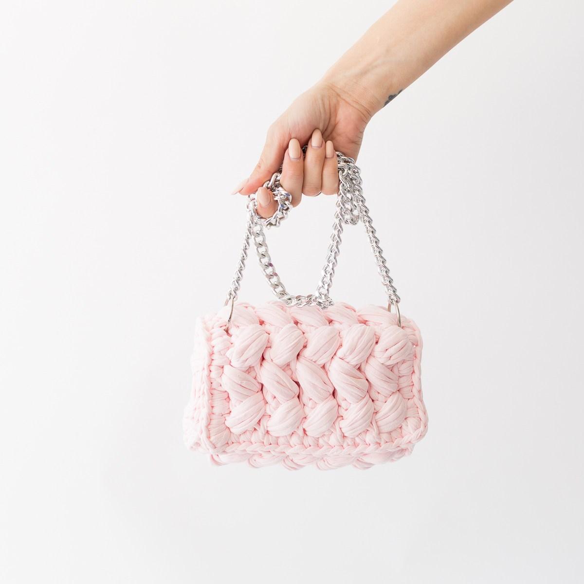 Блогер Ана Ирина выпустила коллекцию модных сумочек!
