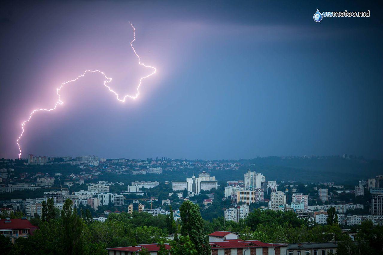 Uraganul din Ucraina se apropie și de Moldova. Se anunță furtuni puternice și vânt