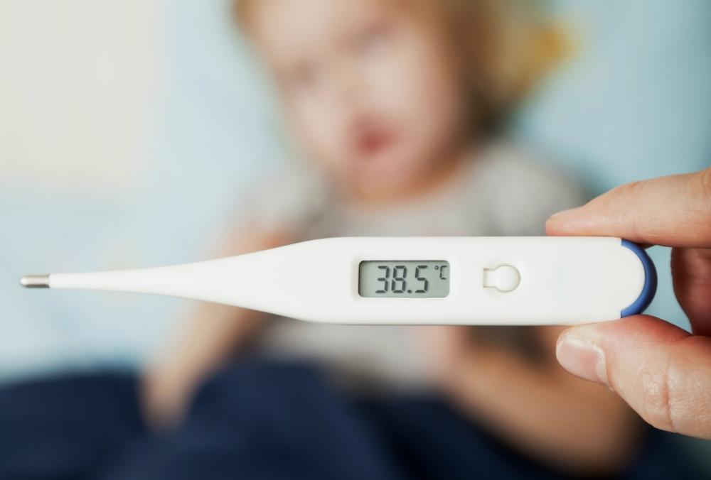 Ce facem când copilul are febră? Pediatrul Mihai Stratulat combate miturile
