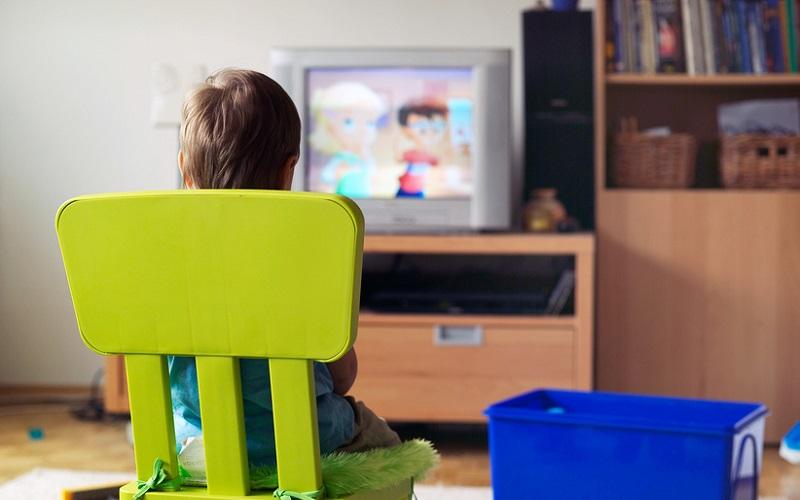 Oamenii de știință au identificat legătura dintre televizorul din dormitor și obezitatea la copii