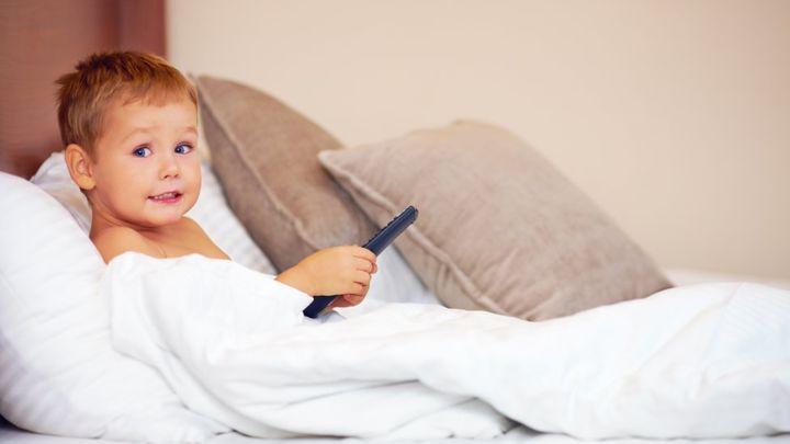 Телевизор в спальне - одна из причин ожирения у детей