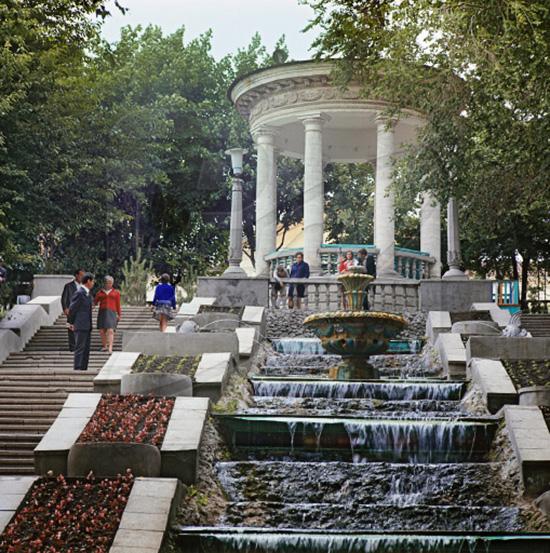 Apă în cascada și havuzul din Parcul Valea Morilor