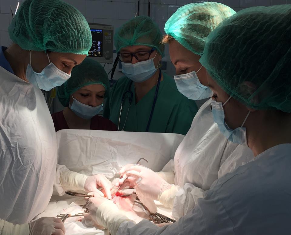 Nou-născut cu tumoare gigant de jumătate de kilogram! Medicii moldoveni i-au salvat viaţa