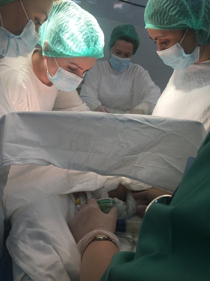Nou-născut cu tumoare gigant de jumătate de kilogram! Medicii moldoveni i-au salvat viaţa