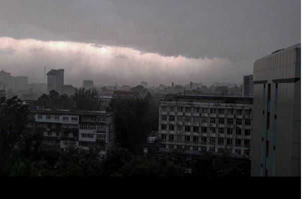 O furtună puternică ”s-a năspustit” asupra Chișinăului. Vedeți consecințele