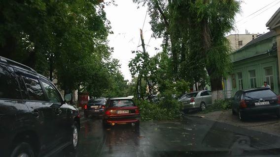 O furtună puternică ”s-a năspustit” asupra Chișinăului. Vedeți consecințele