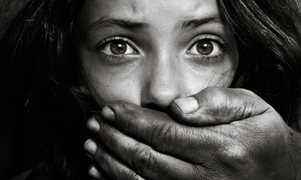 O tânăra de 20 de ani, vinovată de proxenetism şi trafic de copii! Câți ani va sta după gratii